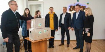 «Подаруй тепло воїну»: у ЗУНУ зібрали теплі речі для захисників