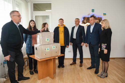 «Подаруй тепло воїну»: у ЗУНУ зібрали теплі речі для захисників