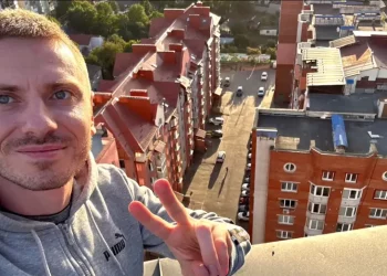 Активіст з Бучача звинувачує голову обласної ради Тернопільщини у незаконній забудові даху багатоповерхівки