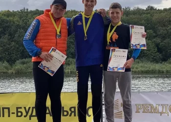 10 команд з п’яти областей України змагалися на чeмпiонaті Тepнопiльської облaстi з вeслувaння