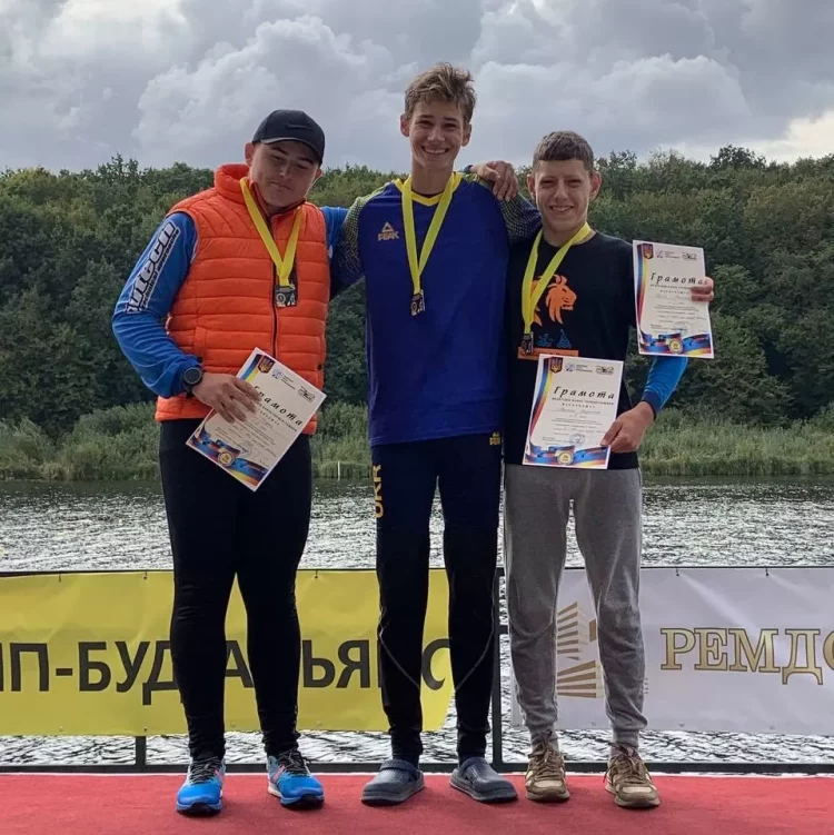 10 команд з п’яти областей України змагалися на чeмпiонaті Тepнопiльської облaстi з вeслувaння