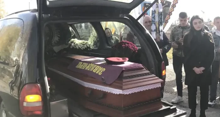Назавжди 18: в Гусятинській громаді прощаються з Героєм Радомиром Олійником