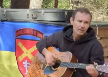 Відомий український співак Святослав Вакарчук відвідав тернопільських артилеристів, які захищають нашу землю