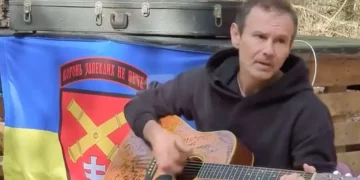 Відомий український співак Святослав Вакарчук відвідав тернопільських артилеристів, які захищають нашу землю