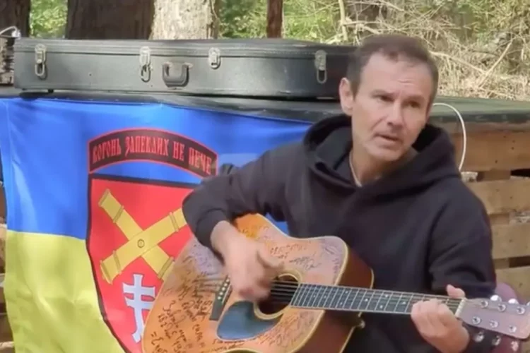 Відомий український співак Святослав Вакарчук відвідав тернопільських артилеристів, які захищають нашу землю