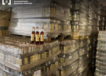 61 тисяча літрів алкоголю: у Тернополі викрили незаконне підприємство, яке виготовляло спиртне