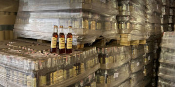 61 тисяча літрів алкоголю: у Тернополі викрили незаконне підприємство, яке виготовляло спиртне