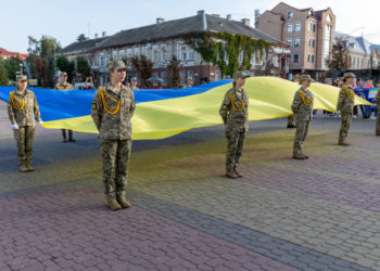 Сьогодні вся країна зупинилась на хвилину, аби вшанувати пам’ять загиблих воїнів