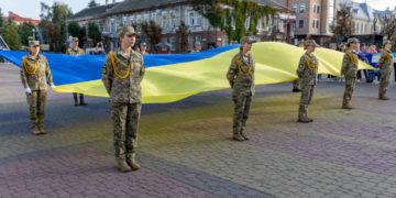Сьогодні вся країна зупинилась на хвилину, аби вшанувати пам’ять загиблих воїнів