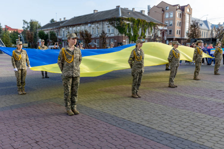 Сьогодні вся країна зупинилась на хвилину, аби вшанувати пам’ять загиблих воїнів