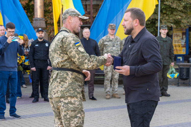Сьогодні вся країна зупинилась на хвилину, аби вшанувати пам’ять загиблих воїнів