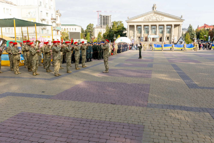 Сьогодні вся країна зупинилась на хвилину, аби вшанувати пам’ять загиблих воїнів