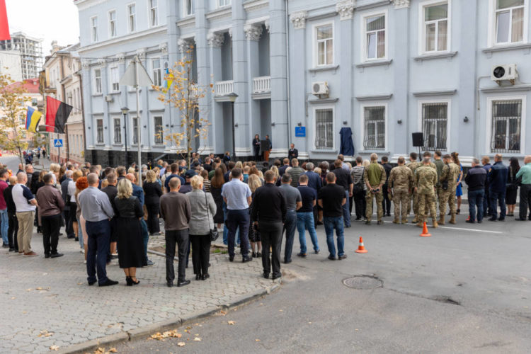 На фасаді обласної прокуратури у Тернополі відкрили меморіальну дошку захиснику України Віталію Стаднику
