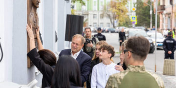 На фасаді обласної прокуратури у Тернополі відкрили меморіальну дошку захиснику України Віталію Стаднику