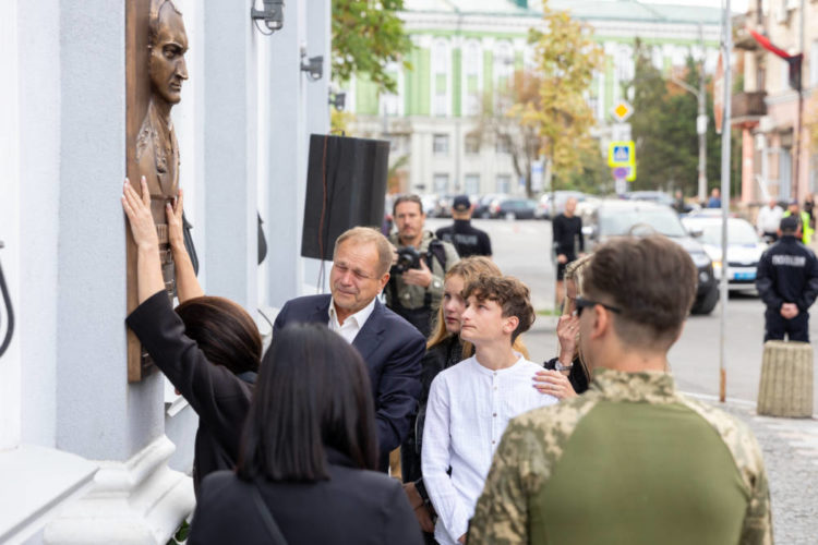 На фасаді обласної прокуратури у Тернополі відкрили меморіальну дошку захиснику України Віталію Стаднику