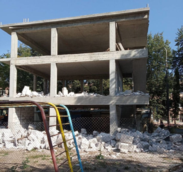 У Тернополі почали демонтаж незаконної багатоповерхової будівлі