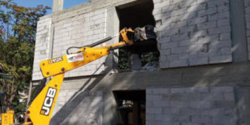 У Тернополі почали демонтаж незаконної багатоповерхової будівлі