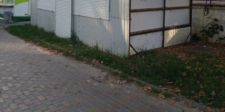 У Тернополі комунальники демонтовують МАФи, які тривалий час не працюють