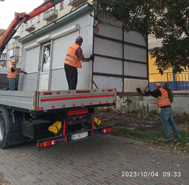 У Тернополі комунальники демонтовують МАФи, які тривалий час не працюють