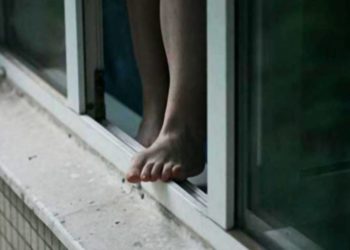 У Чорткові 49-річна жінка вистрибнула з вікна багатоповерхівки