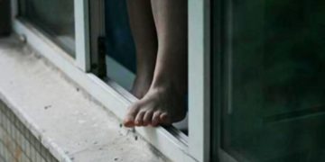 У Чорткові 49-річна жінка вистрибнула з вікна багатоповерхівки
