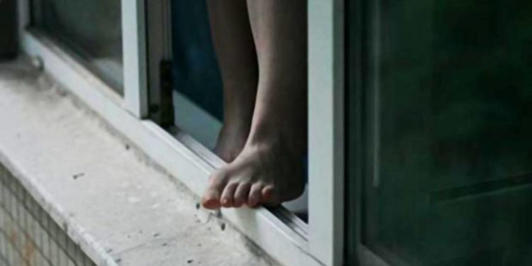 У Чорткові 49-річна жінка вистрибнула з вікна багатоповерхівки