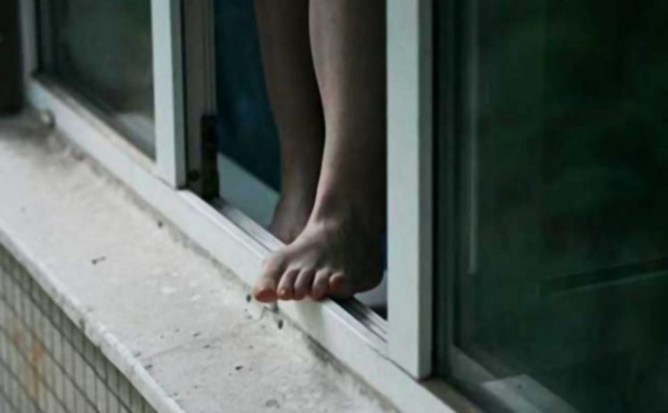 У Чорткові 49-річна жінка вистрибнула з вікна багатоповерхівки