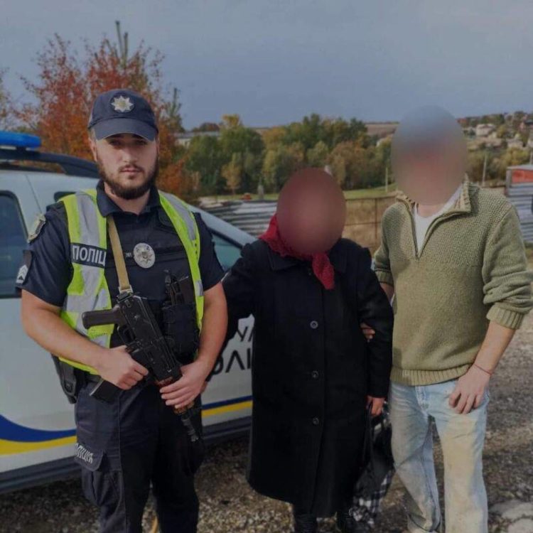 Правоохоронці Тернополя допомогли пенсіонерці, яка заблукала і не могла повернутися додому