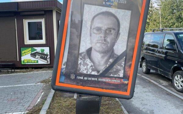 У Чорткові невідомі вандали пошкодили сітілайти із зображеннями загиблих Героїв