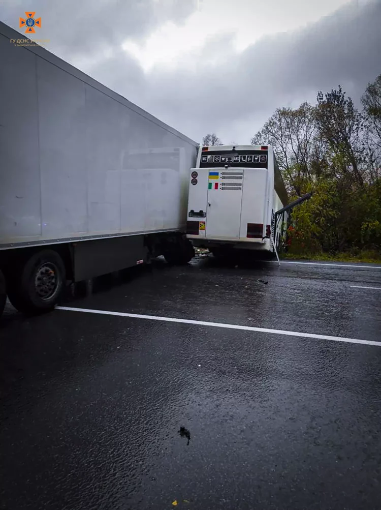 В аварії на Закарпатті загинуло двоє водіїв тернопільського автобуса
