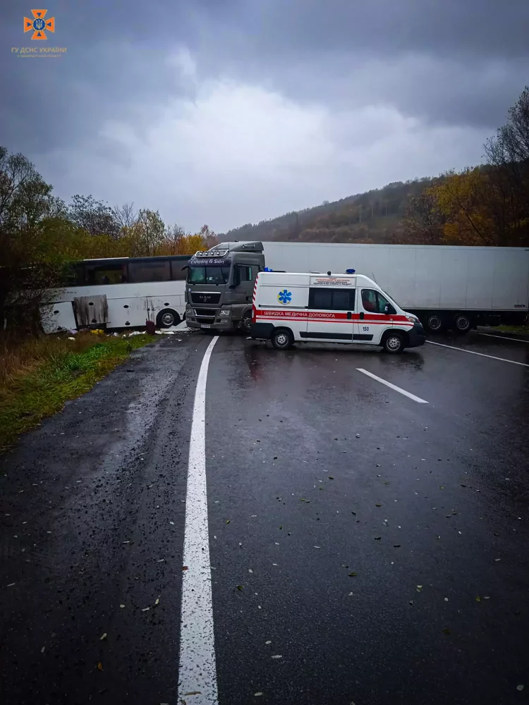 В аварії на Закарпатті загинуло двоє водіїв тернопільського автобуса