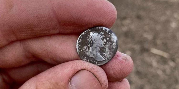 На Тернопільщині знайшли монету, якій майже 2 тисячі років