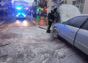 В центрі Тернополя загорілася автівка: рятувальникам вдалося оперативно ліквідовували пожежу