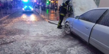 В центрі Тернополя загорілася автівка: рятувальникам вдалося оперативно ліквідовували пожежу
