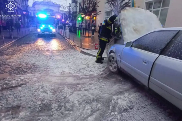 В центрі Тернополя загорілася автівка: рятувальникам вдалося оперативно ліквідовували пожежу