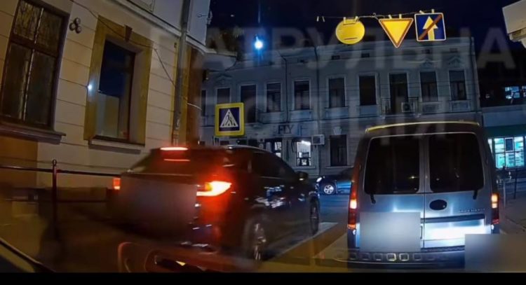 Водійка дорогої іномарки нахабно порушила ПДР у Тернополі: поліція знайшла і покарала порушницю правил