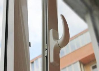 В громаді на Тернопільщині двоє маленьких дітей випали з вікна третього поверху