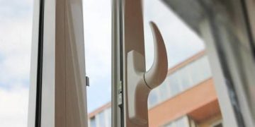 В громаді на Тернопільщині двоє маленьких дітей випали з вікна третього поверху