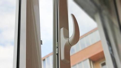 В громаді на Тернопільщині двоє маленьких дітей випали з вікна третього поверху