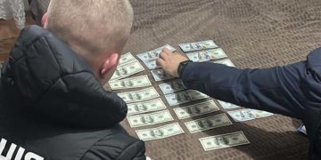 Правоохоронці затримали злочинну групу, яка збувала на Тернопільщині фальшиві долари 