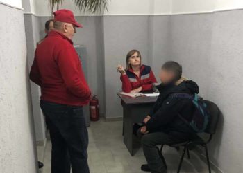 Правоохоронці Тернополя врятували чоловіка, що лежав на коліях по яких рухався потяг  