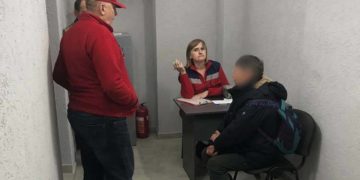 Правоохоронці Тернополя врятували чоловіка, що лежав на коліях по яких рухався потяг  