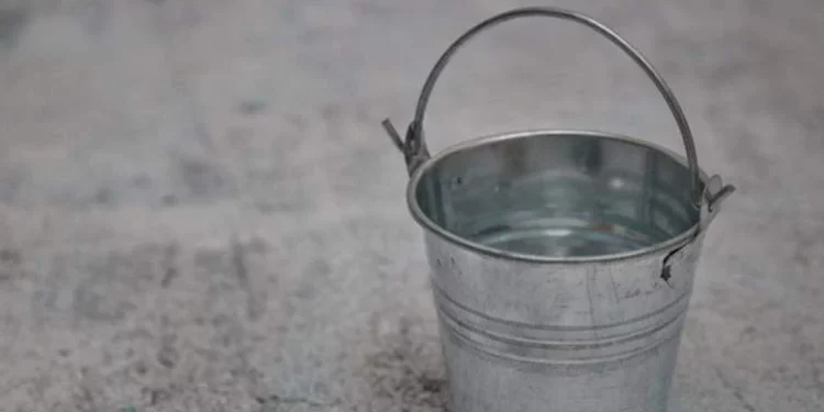 Жителька Тернопільщини отримала рік умовного покарання за те, що вилила фекалії на поліцейських