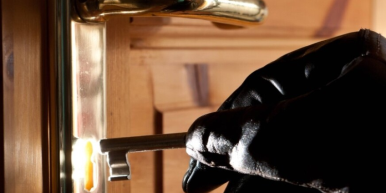 Правоохоронці Тернопільщини затримали жителя сусідньої області, який вкрав з квартири чорків’янина понад 2 мільйони гривень