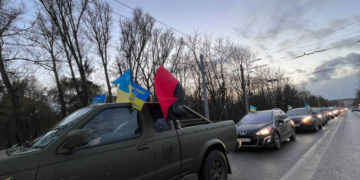 «Захисникам потрібні дрони» – у Тернополі активісти всьоме пікетували міську раду