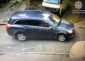 Правоохоронці розшукують власника автівки, який спричинив аварію та поїхав з місця ДТП