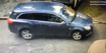 Правоохоронці розшукують власника автівки, який спричинив аварію та поїхав з місця ДТП