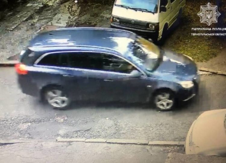 Правоохоронці розшукують власника автівки, який спричинив аварію та поїхав з місця ДТП