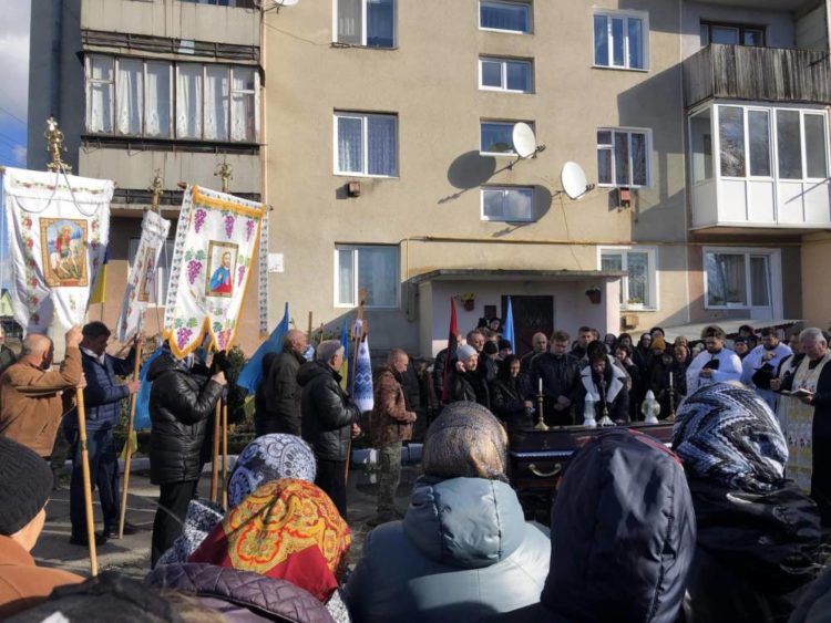 “До оcтaннього зaхищaв Бaтькiвщину”, – в Микулинецькій громаді попрощалися з Героєм Василем Міщуком