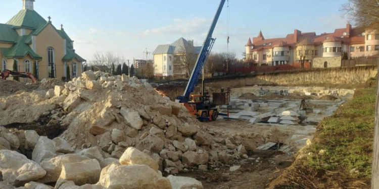 Скандал навколо церковної землі: Верховний суд зупинив незаконне будівництво у Тернополі